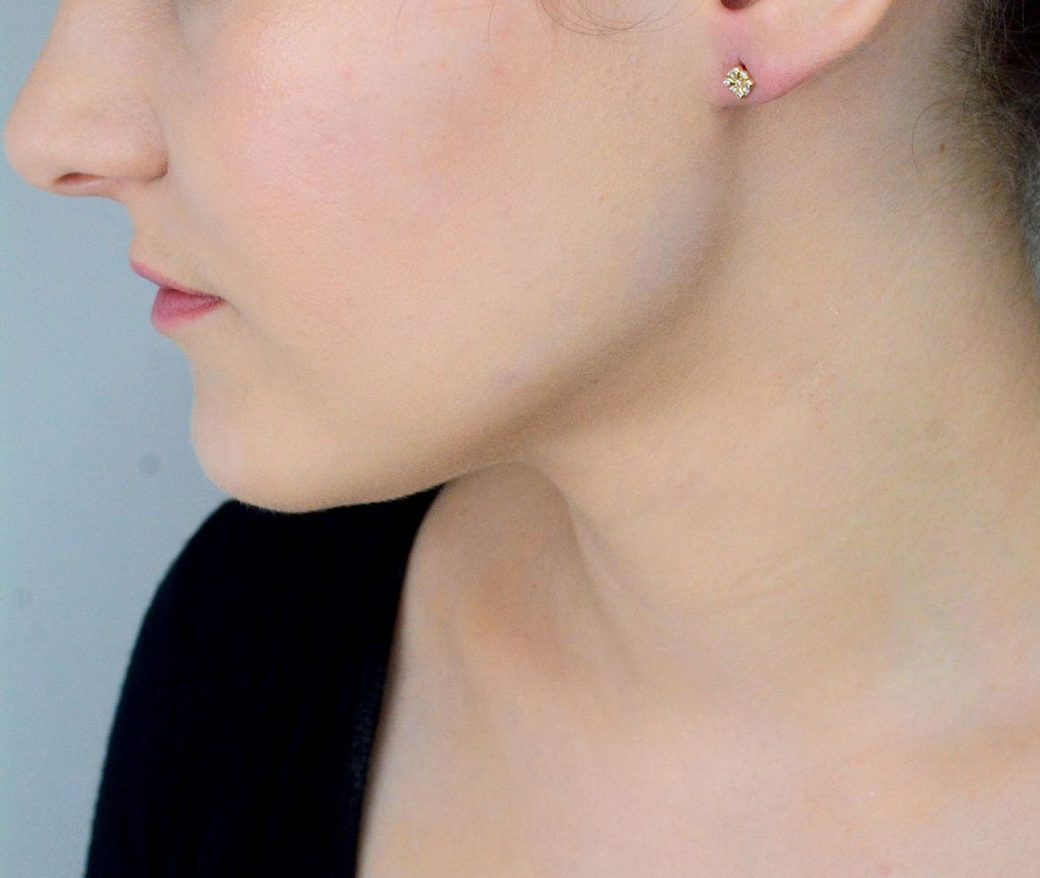 Kolczyki złote kwadraciki z cyrkoniami pr 585, KL 7498 Kolczyki mają kwadratowy kształt ozdobione cyrkoniami. Kolczyki to ponadczasowa biżuteria, która pasuje do każdego rodzaju stylizacji.1.jpg